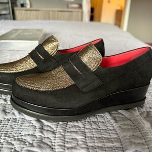 Pas De Rouge NEW Black and Gold Women's Loafers size 5-5.5